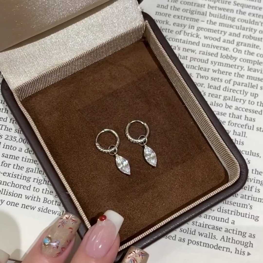 Women's S925 Silver Sparkling Marquise Zirconia Earrings — High-End